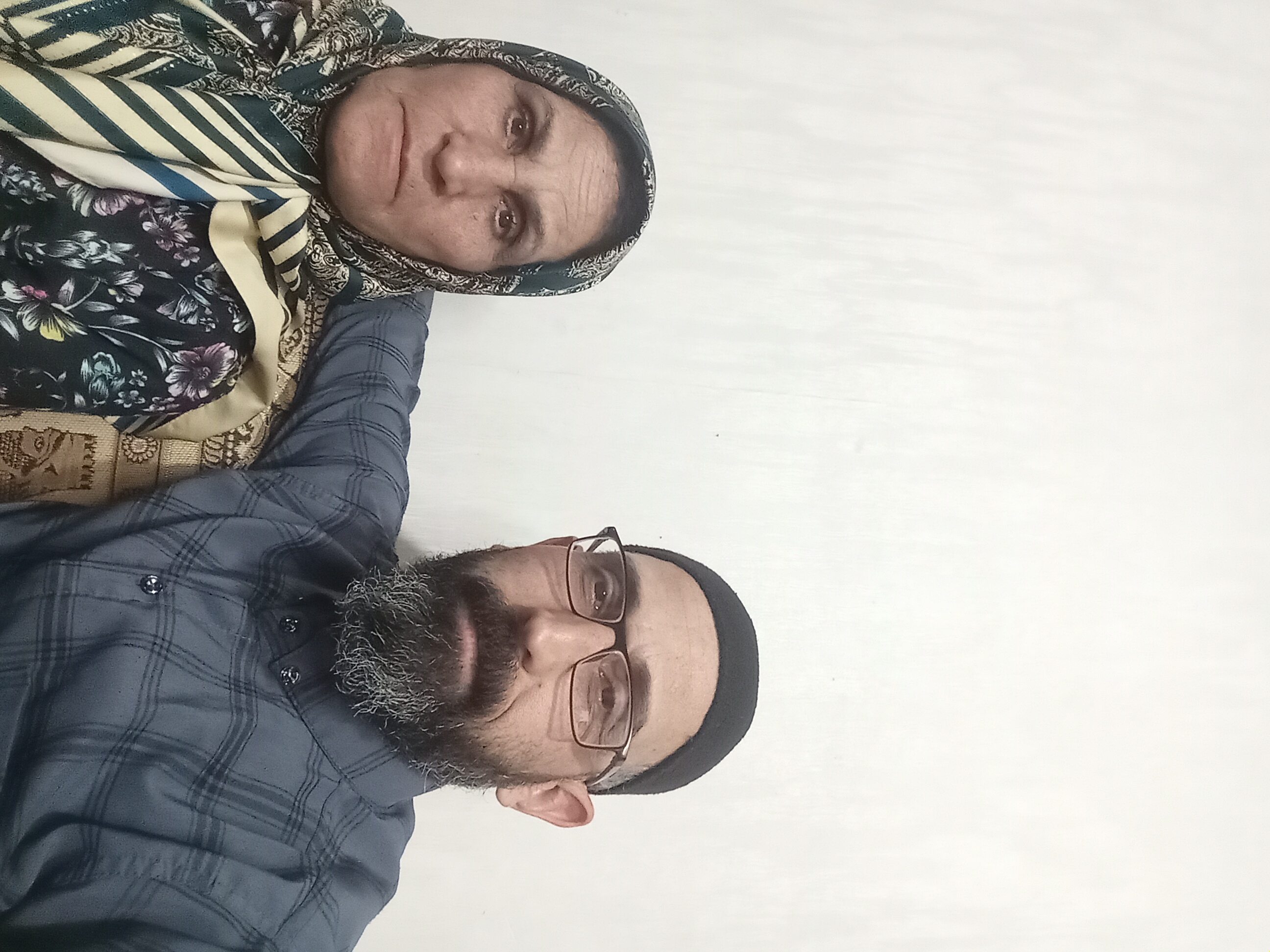 خاک پای مادرم را سرمه چشمانم میکنم زیرابهشت زیرپای مادران است