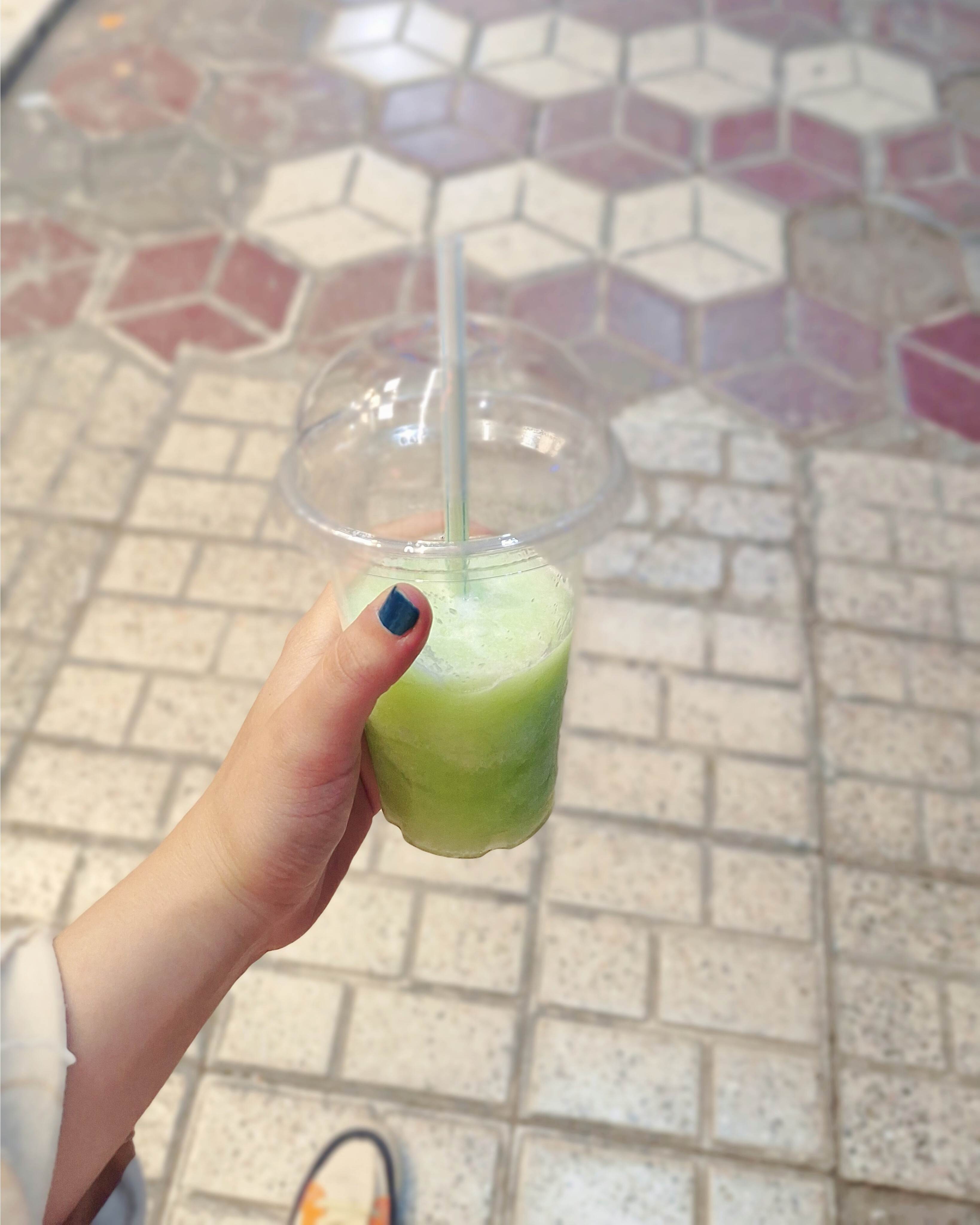 آبمیوه+بوی عطر تاجیکِ راهنمایی+تقلای مردم برای زیستن= آرامش