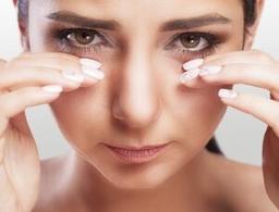 تیک عصبی چشم چیست؟ بررسی علل، علائم و روش‌های تشخیص و درمان