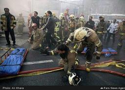 تو با آتش می‌جنگی و من نظاره‌گرم