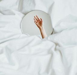 درون‌ آینه‌ها پی چه می‌گردی؟!