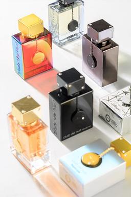 رایحه های اصیل محصور در شیشه مکعبی برند آرماف