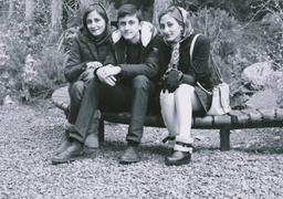 هوا را از من بگیر،خواهرم را نه.