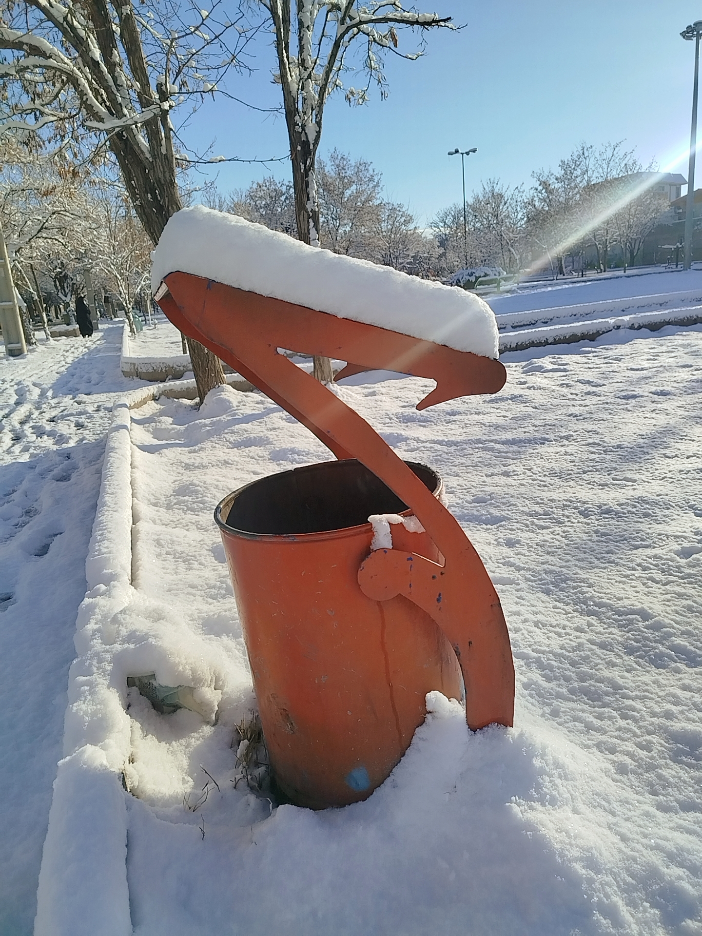 سطل زباله کاکل‌برفی👀