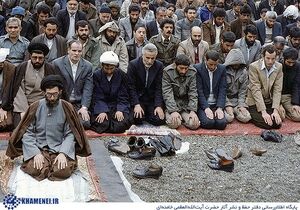 اولین ردیف از سمت راست نفر دوم،پسری که داره به دوربین نگاه میکنه وسط نماز، ادواردویه:)