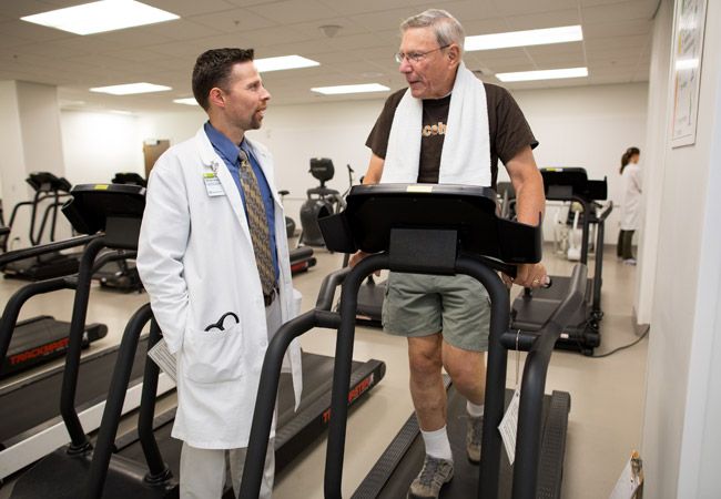 بیمار در حال بازتوانی قلبی