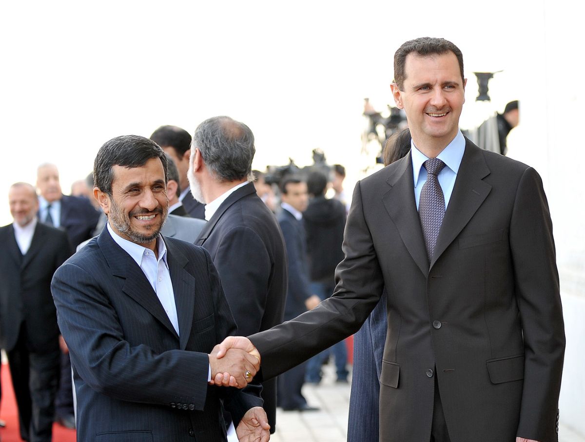 در این میان کشورهای عربی و غربی سعی کردند تا سوریه را از ایران و حزب الله و در کل مقاومت تا حد ممکن دور کنند که البته تمام این تلاش‌ها بی فایده بود 