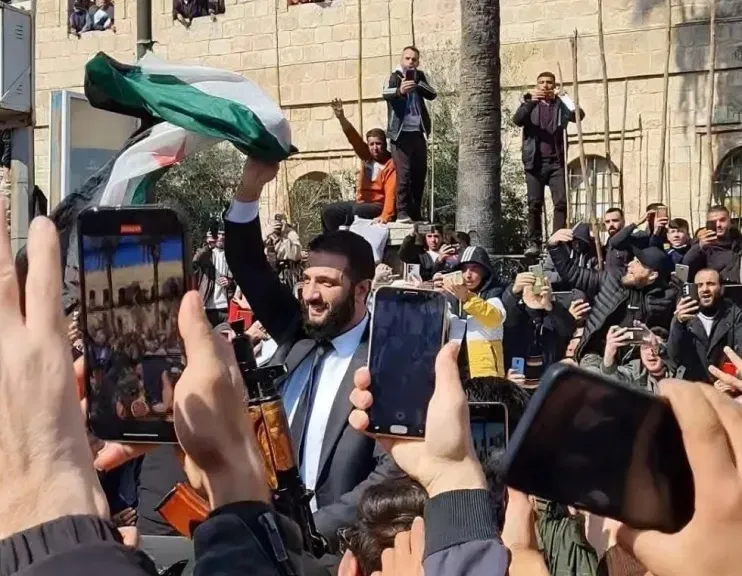 در 17 فوریه ۲۰۲۵ الشرع اولین سفر رسمی خود را به استان های ساحلی لاذقیه و طرطوس، که زمانی پایگاه های بشار اسد، رئیس جمهور مخلوع شده بودند، انجام داد  