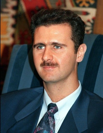 پسر کوچکترش بشار، که در آن زمان دانشجوی پزشکی در بریتانیا بود، بدون تجربه سیاسی. اقدام برای انتصاب یکی از اعضای خانواده خود به عنوان جانشین خود با انتقاد برخی از بخش های طبقه حاکم سوریه مواجه شد، اما اسد بر برنامه خود پافشاری کرد و مقاماتی را که مخالف این جانشینی بودند، تنزل داد.