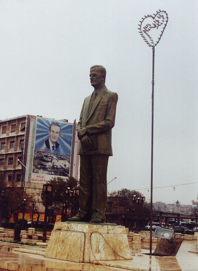 مجسمه و پرتره حافظ الأسد 