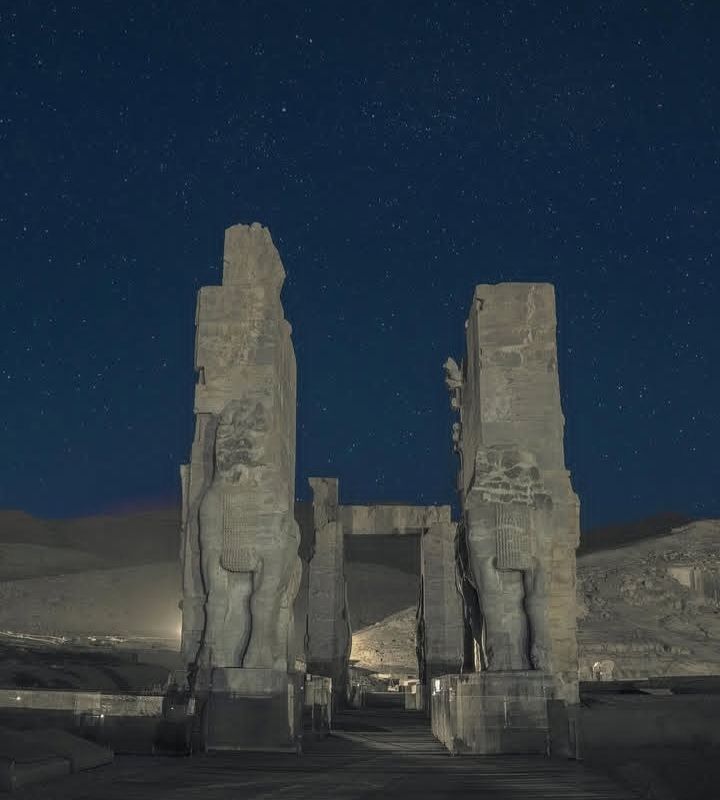 ایران برای من یک کلمه کوتاه نیست، مادر غمگینم است