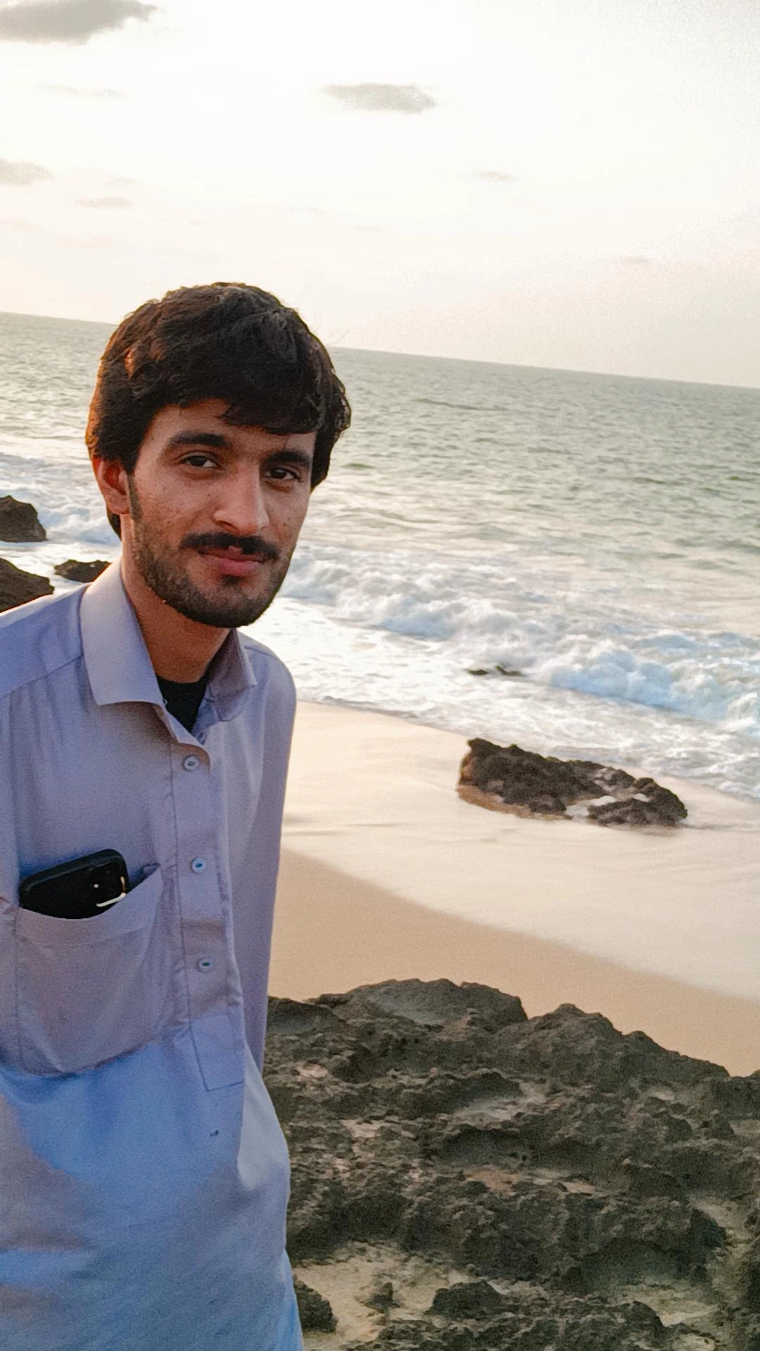 عکس از پسر بلوچ که برای طایفه خود شعری را نوشته و خوانده و شعرهای زیادی که در برنامه اینستا گرام او گذاشته است و این شاعر در شعر خود راجب جوانانی که قدر جوانی خودشان را نداسته اند را می‌گوید که (جوانا قدر خود را ندانند در زمان در رفاقت با بیگانگان خود.را کردند تباه )