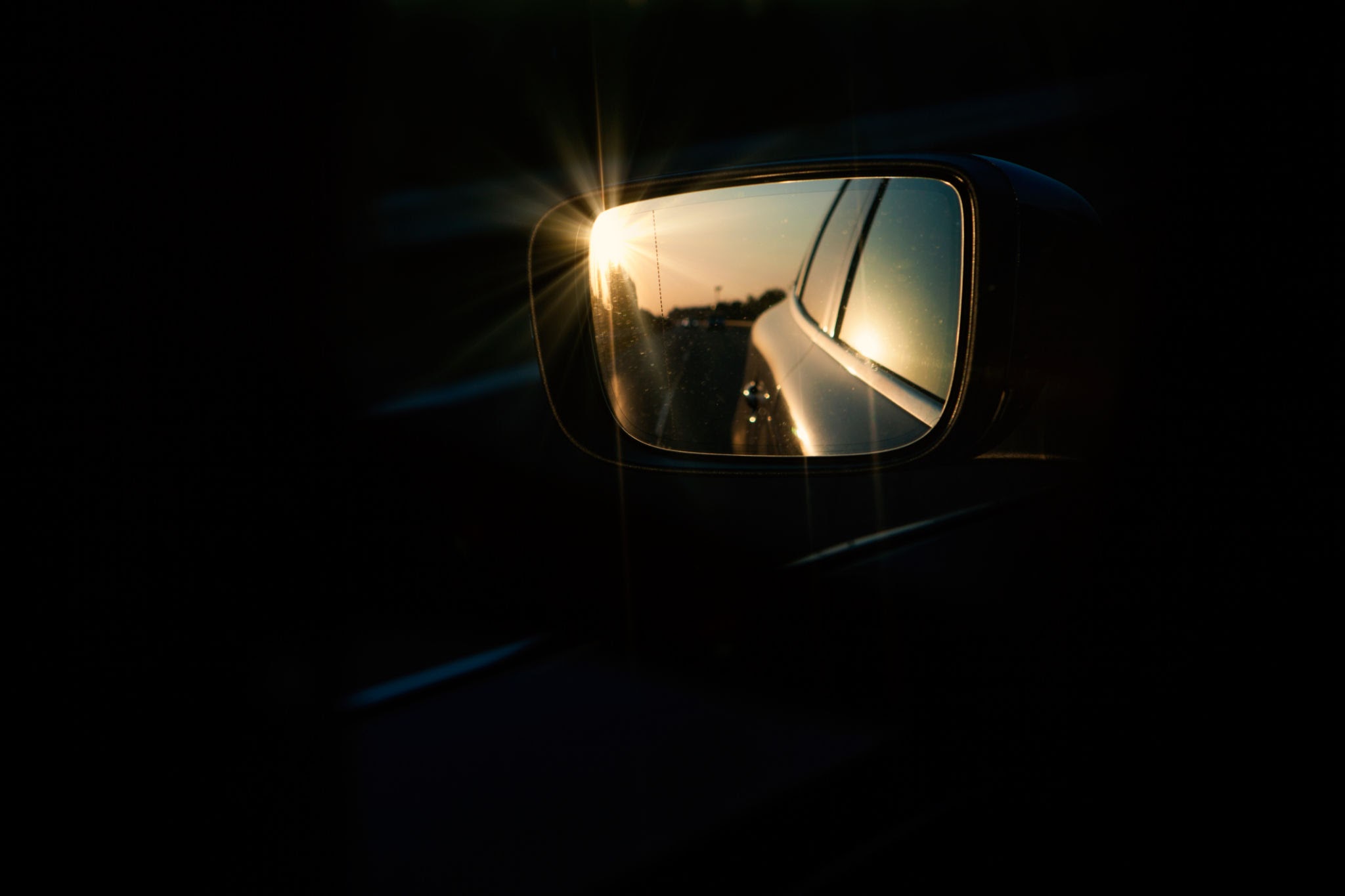 "آینه بغل: نه فقط برای دیدن گذشته، بلکه برای بازخوانی هستی‌شناسانه مسیر وجودی ما در تاریکی شب."