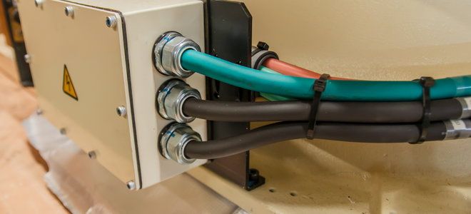 یک نمونه جانکشن باکس به همراه اتصالات آن