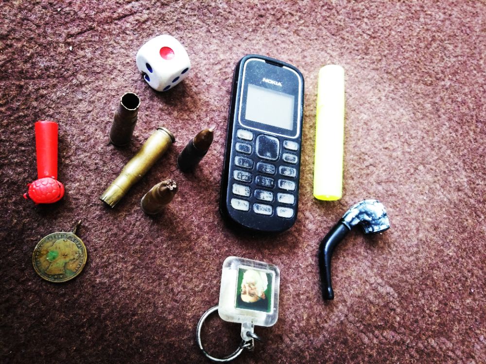 برگزیده ی جعبه ی خرت و پرتای داداشم(خدایی خیلی کیوته^^) و اون قرمزه همون لاکپشت اهنربایی و دسته ی آهنرباییش هست*-*