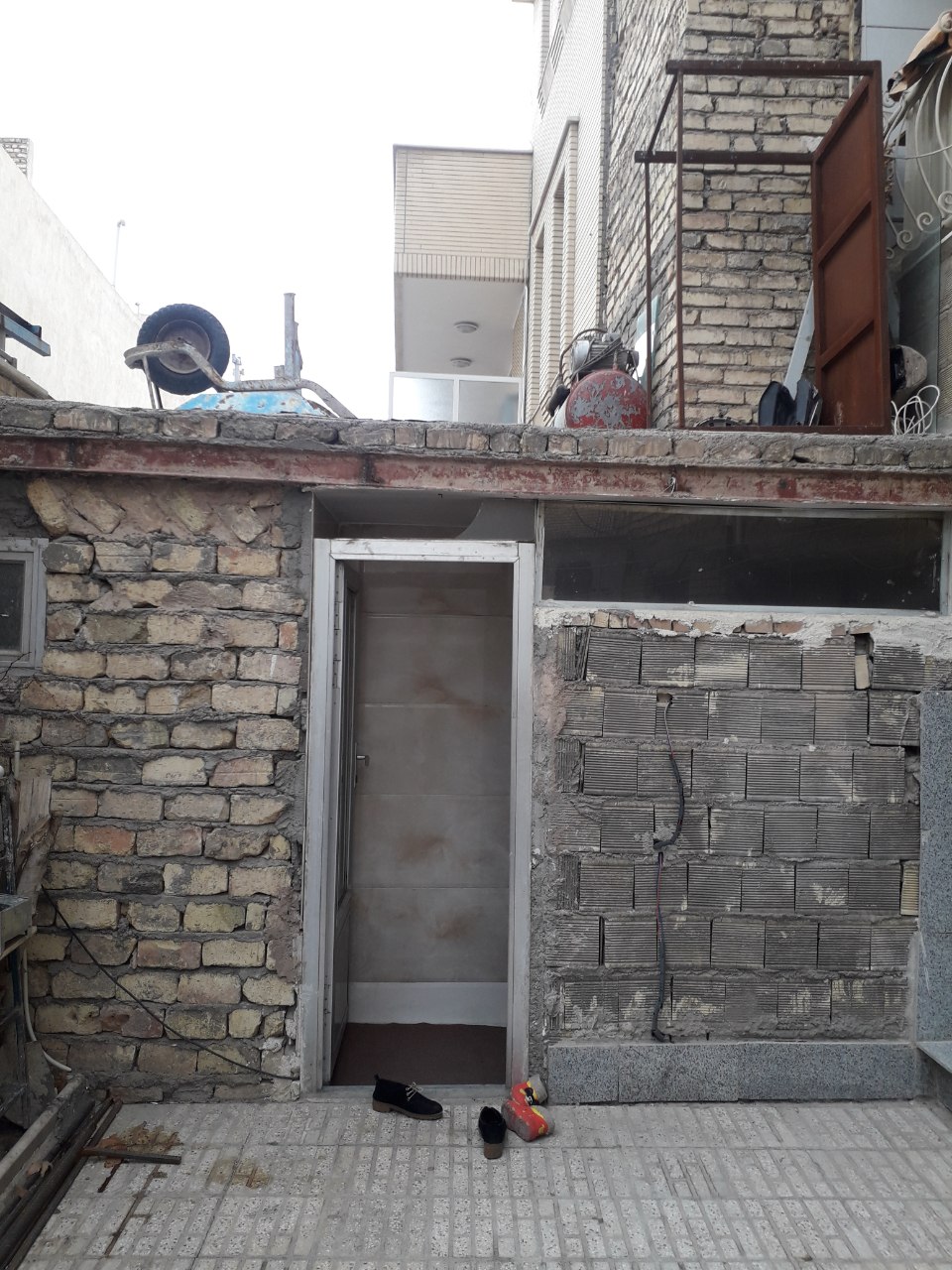 زیر زمین بدون پنجره ای که یخ می زدیم به ما دادن و گفتن ساک هاتون اینجا باشه فعلا!