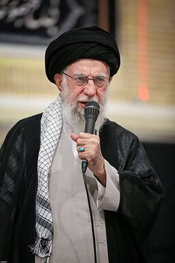 چرا رهبر ایستاده سخنرانی کرد؟سخنرانی رهبر در مراسم چهلم شهدای جنگ ۱۲ روزه