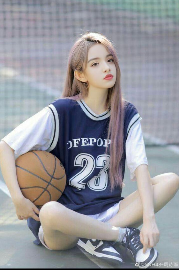 یوجون عضو گروه بلک وایت است یوجون عضو دوم گروه معرفی شده است یوجون می‌تواند کره ای چینی و انگلیسی حرف بزند یوجون ۵ سال و ۱ ماه آموزش دیدیه است رنگ مورد علاقه او بنفش است و غذای مورد علاقه او سوپ کیمچی است او دقیقا مثل میونگ از سگ خوشش میاد و گفته بم بم یعنی همون سگ جنکوک خیلی نازه و اینکه ارمی ها ناراحت نشن خلاصه او رپر گروه است عدد مورد علاقه ۵ و ۱ است ۱۶۰ است و ماه تولدش ۱۰ شهریور است