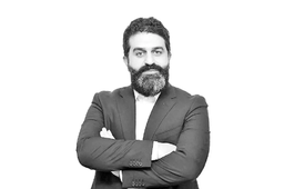 نقد نمایش «تایتان»