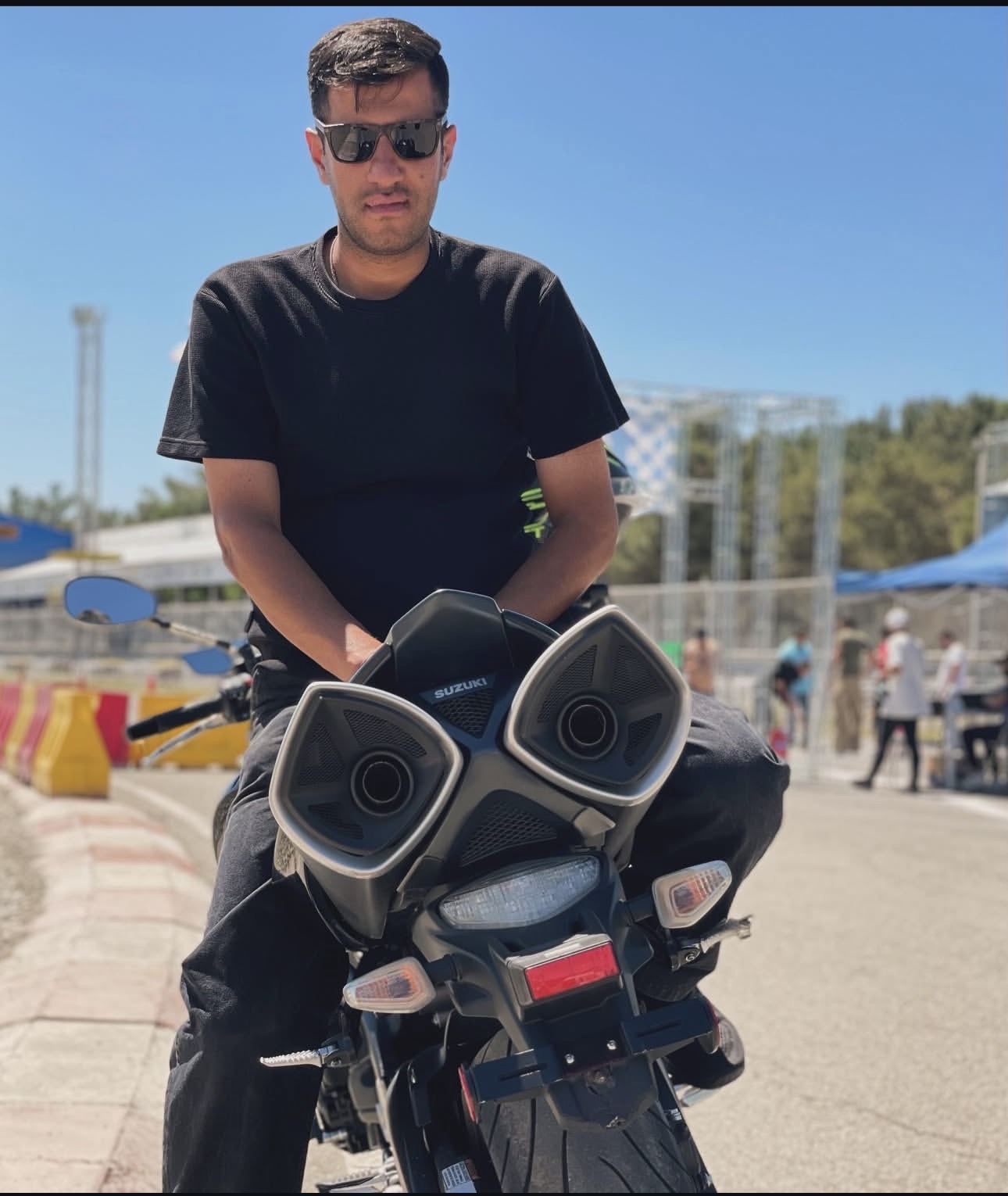 این مطلب به آموزش کامل موتور سواری می پردازیم. موتورسیکلت وسیله نقلیه هیجان‌انگیزی است که به شما این امکان را می‌دهد که جاده آزاد را با آن تجربه کنید. بااین‌حال، بسیار مهم است که یاد بگیرید چگونه موتور سواری کنید. شما باید یک دوره ایمنی موتورسیکلت را طی کرده و در صورت نیاز در منطقه خود گواهینامه موتورسواری را دریافت کنید.