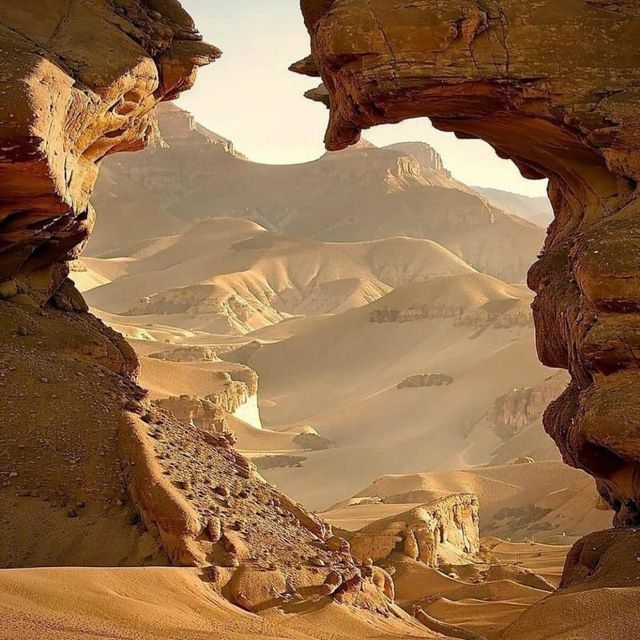 از دل او برآمدهایم و فدای او میشویم. طلبکاران میروند و تنپروران غر میزنند، و تنها قدرشناسان خود را بدهکار آن میدانند.