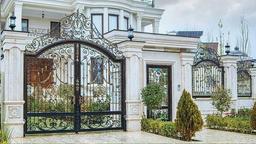 درب آهنی شیک: تجلی هنر و امنیت در ورودی‌های شما