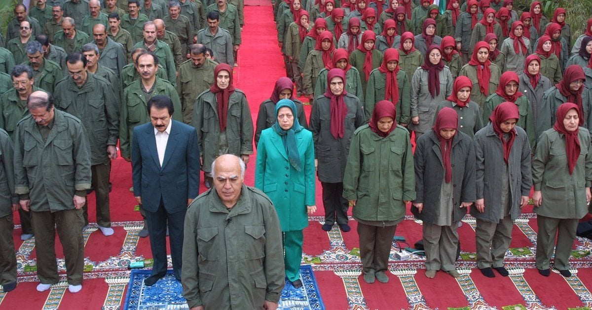 اعضای سازمان مجاهدین خلق در حال برپایی نماز جماعت