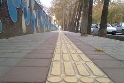 آدما و پیاده رو ها