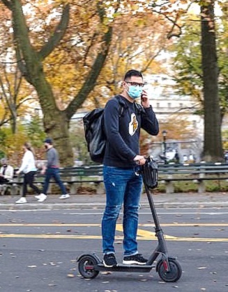 در صورت راندن اسکوتر با یک دست حفظ تعادل بسیار سخت و خطرناک خواهد بود.