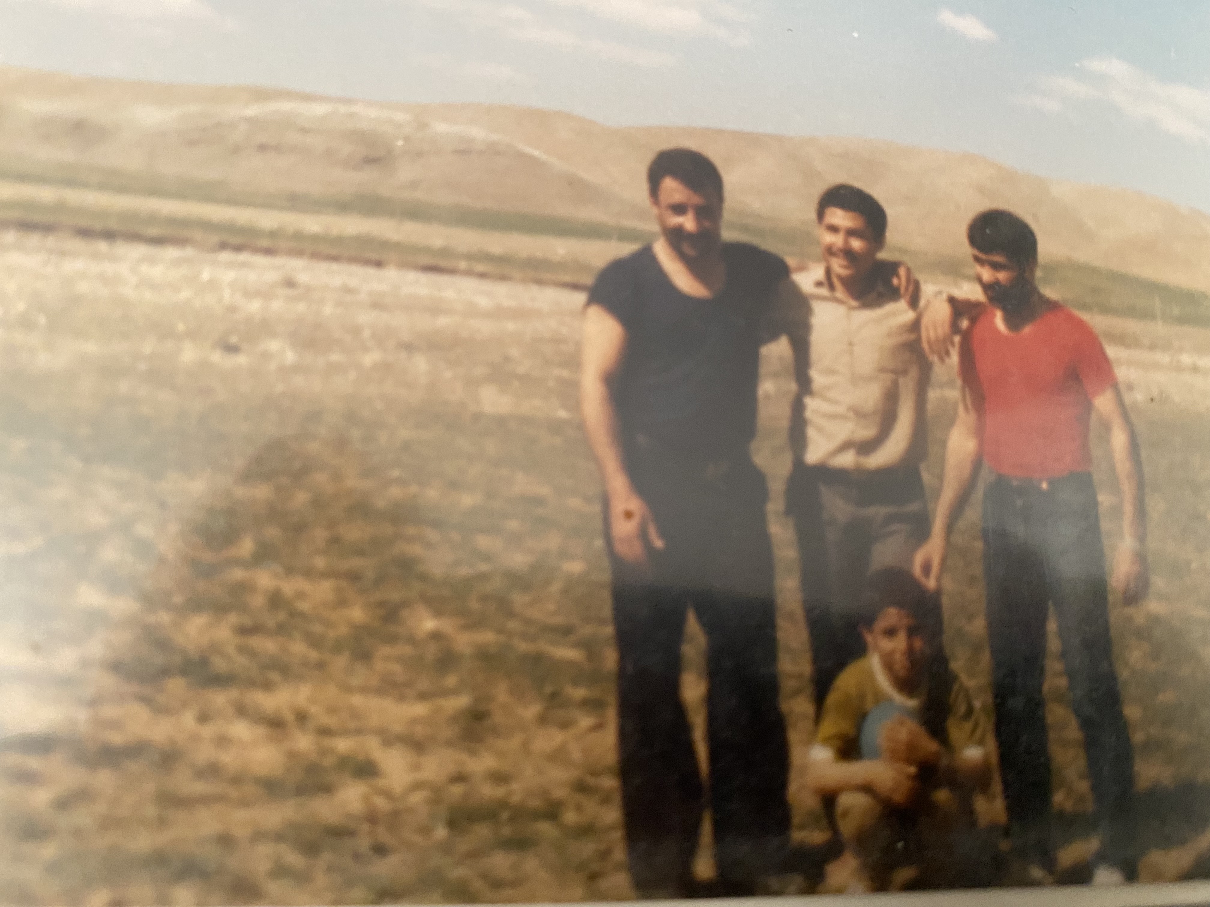 از چپ برادرانم جمشید و حمید و پسرعمویم سلیمان نشسته خودم