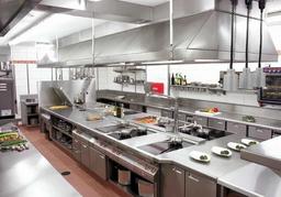 دلایل اهمیت میز کار استیل در آشپزخانه‌ های صنعتی