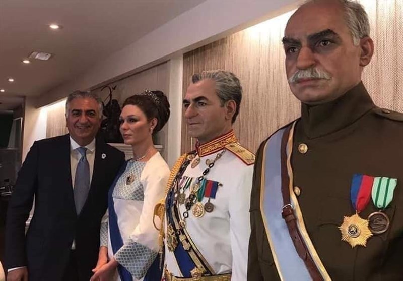 رضا پهلوی در کنار مجسمه‌های پدربزرگ (رضا شاه)، پدر (محمدرضا شاه) و مادر (فرح دیبا)