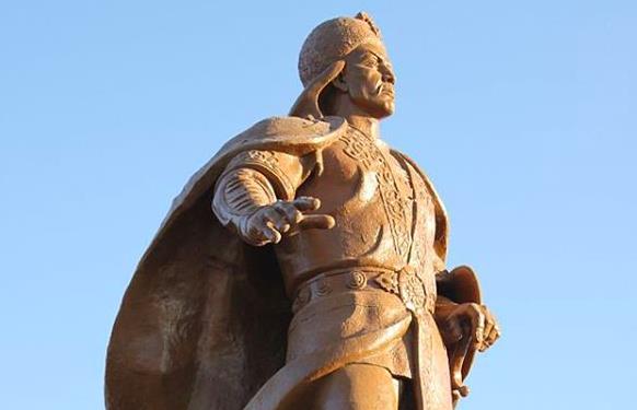 مجسمه جلال الدین خوارزمشاه