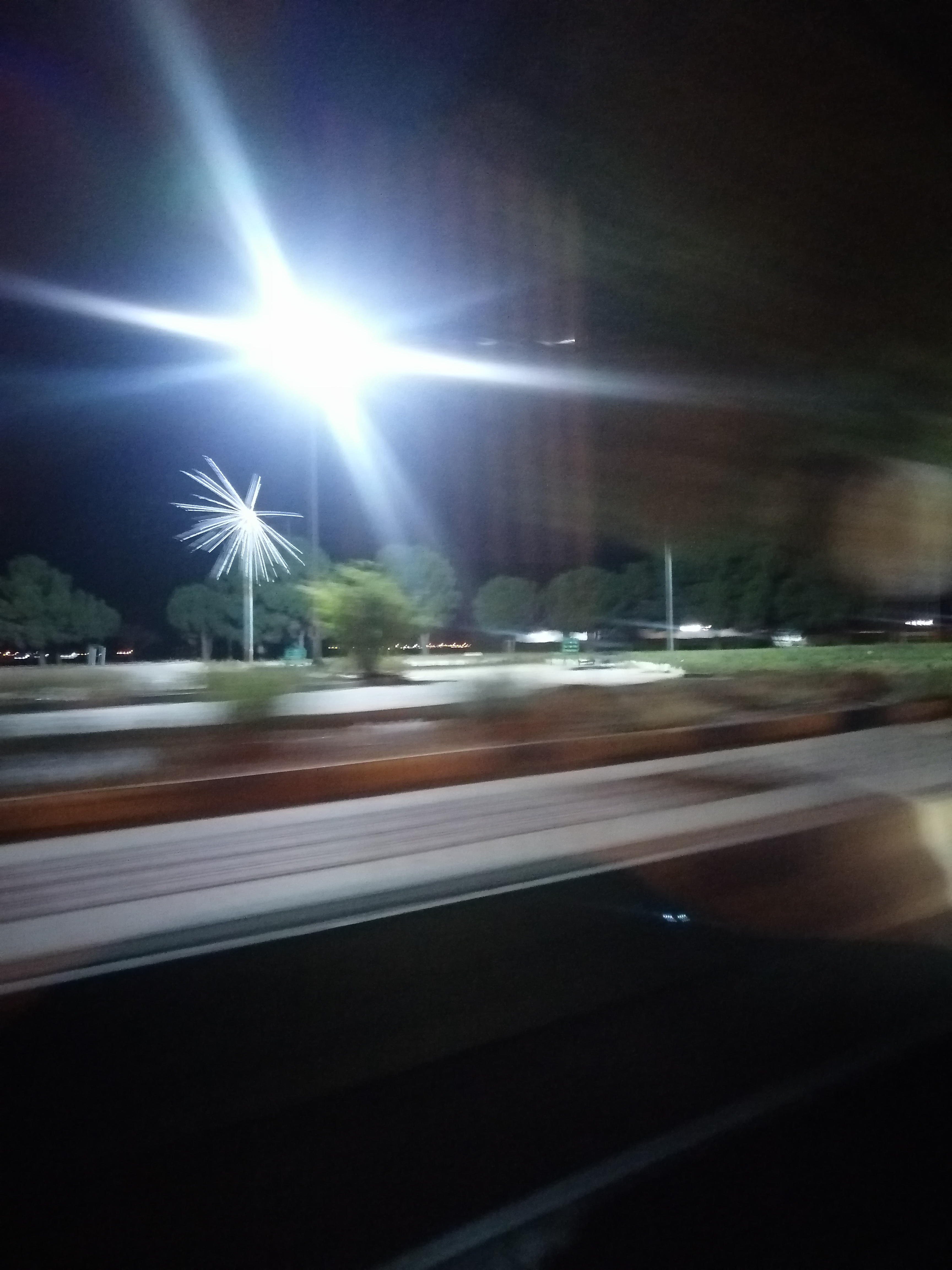 اینو دیشب موقع برگشت گرفتم. توی حرکت بودیم و به خانم راننده هم روم نمیشد بگم آروم تر میخوام عکس بگیرم... اینجا وردی شهرستان هست و واقعا با صفا هست اما الان شبه و بد افتاده.