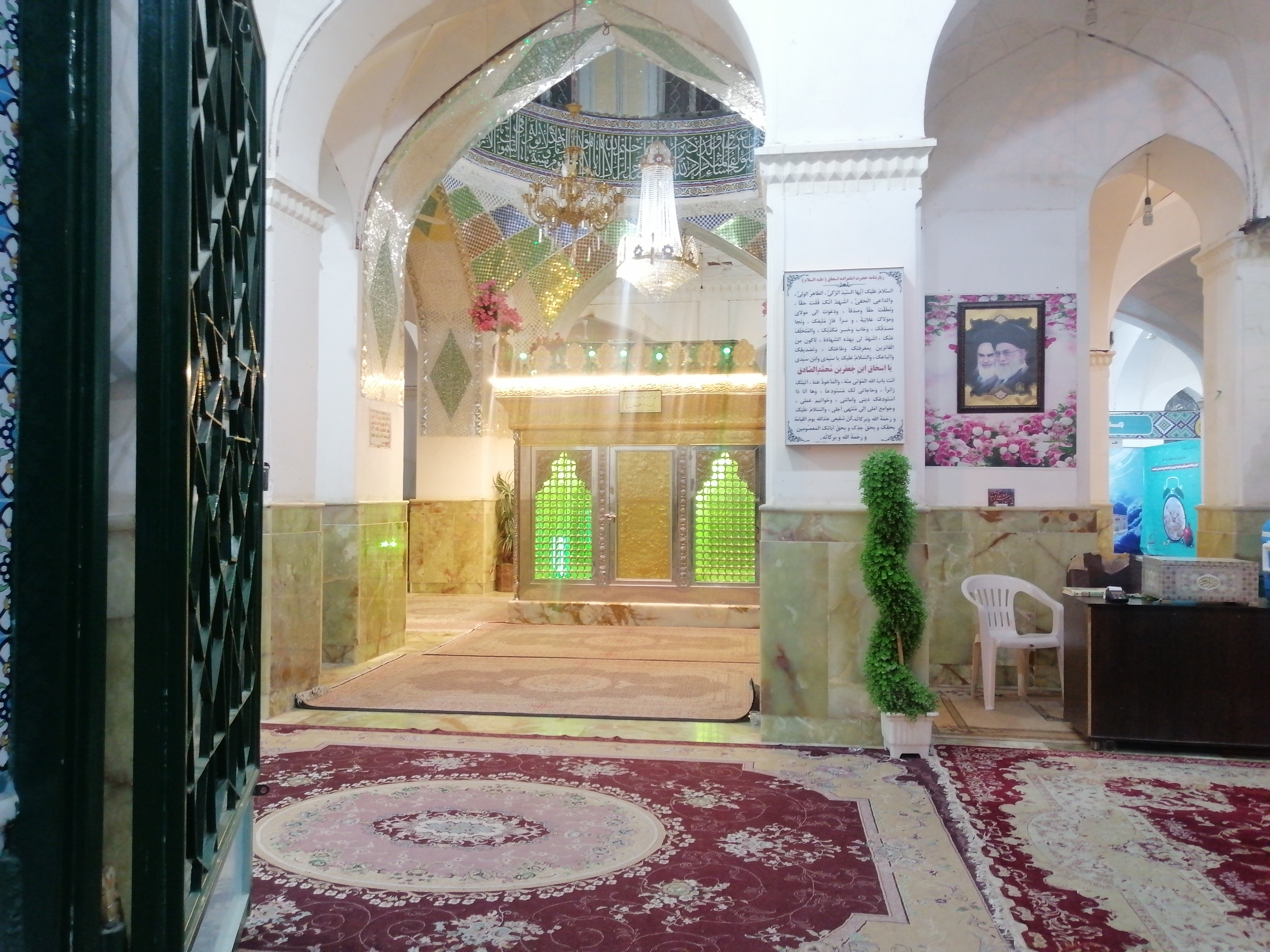 اینم وردی امام زاده و سمت راست دری هست که متصل میشه به مزار شهدا... روی این میز یک کُلمن آب بود، تشنه ام نبود اما دلم کشید آب بخورم. یه کم خوردم و لیوان رو پر کردم و برای بانوجانم هم بردم.