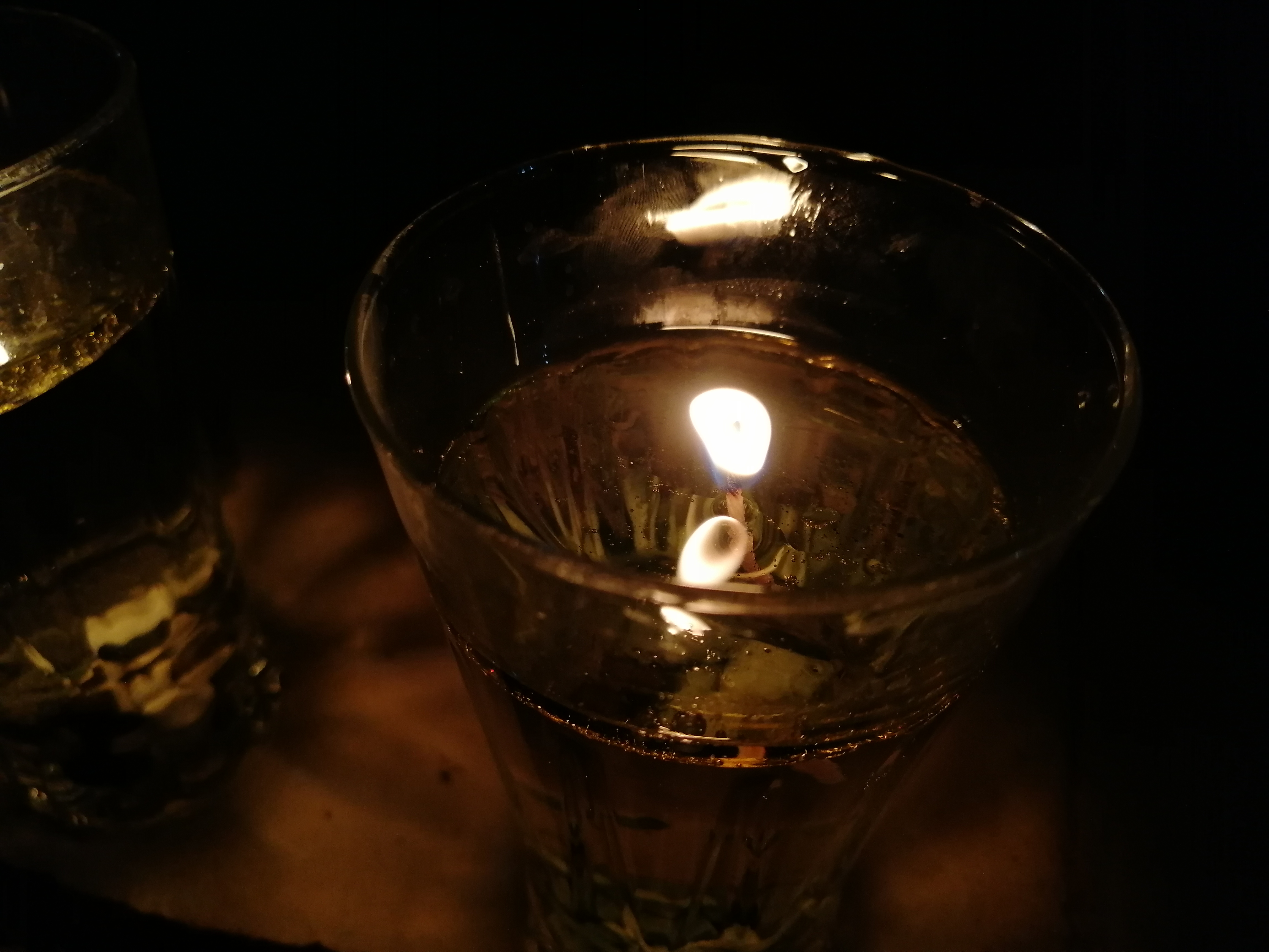 این لیوان ها شمعی را همیشه بهارم درست کرده و دیگر نیازی به شمع نیست و از اول تا آخر مجلس روشن می ماند