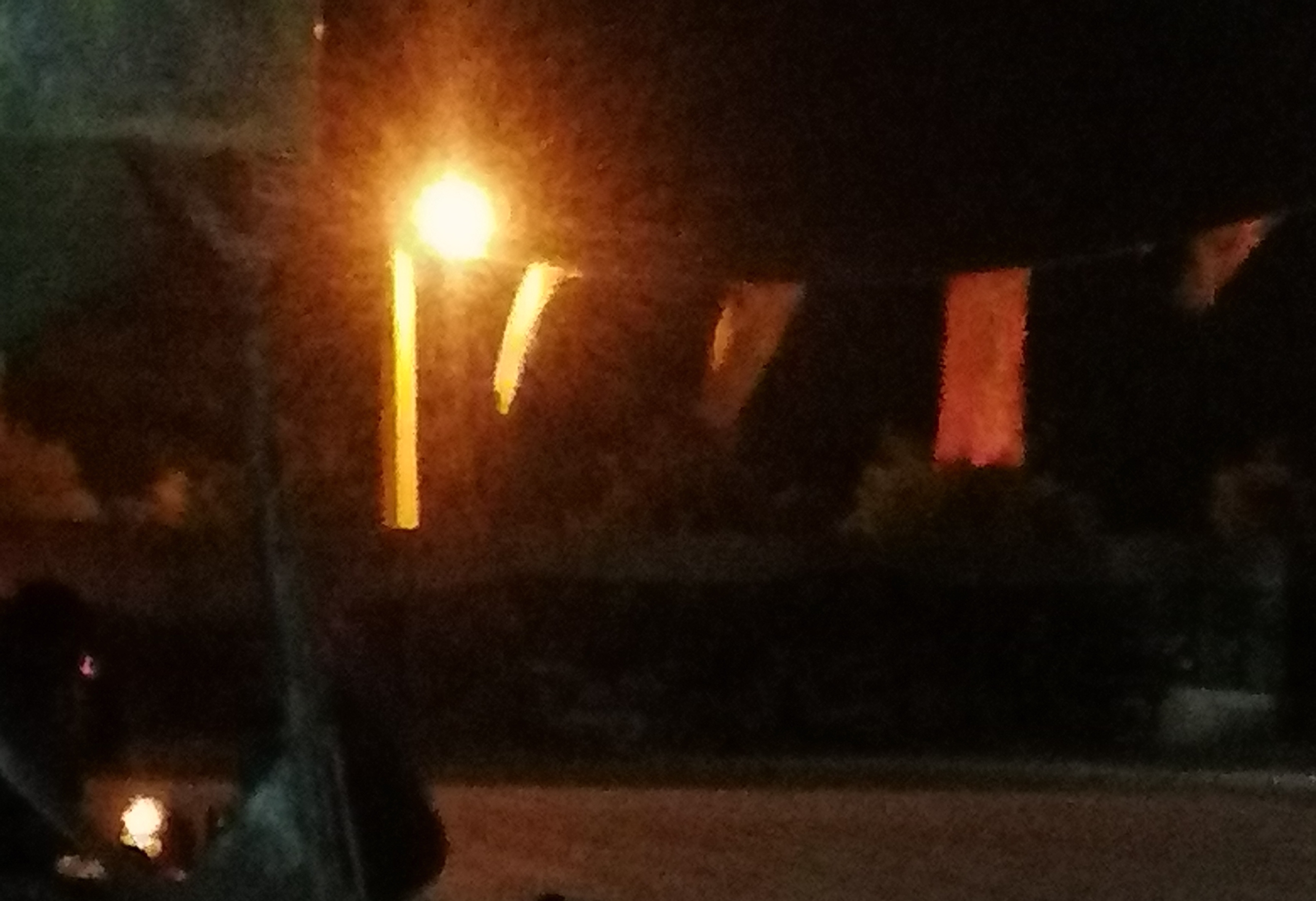 پرچم هایی که هیئت نصب کرده بیرون مسجد