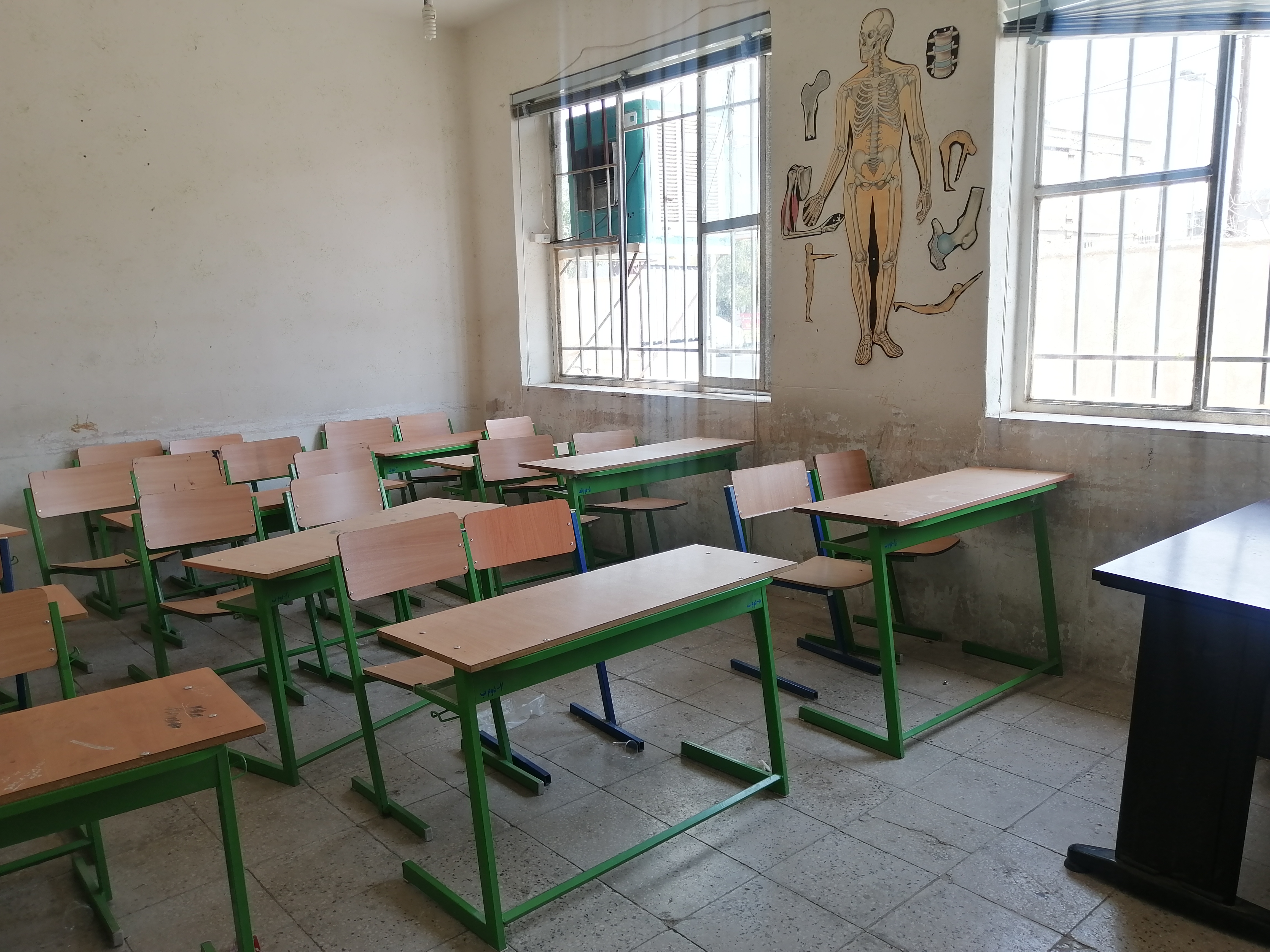 بانوجان، ردیف دوم کنار پنجره می نشسته، من هم همیشه عاشق نشستن کنار پنجره کلاس‌ هستم چه در مدرسه چه در دانشگاه. شیفت یک یعنی مجردها در این کلاس بودند