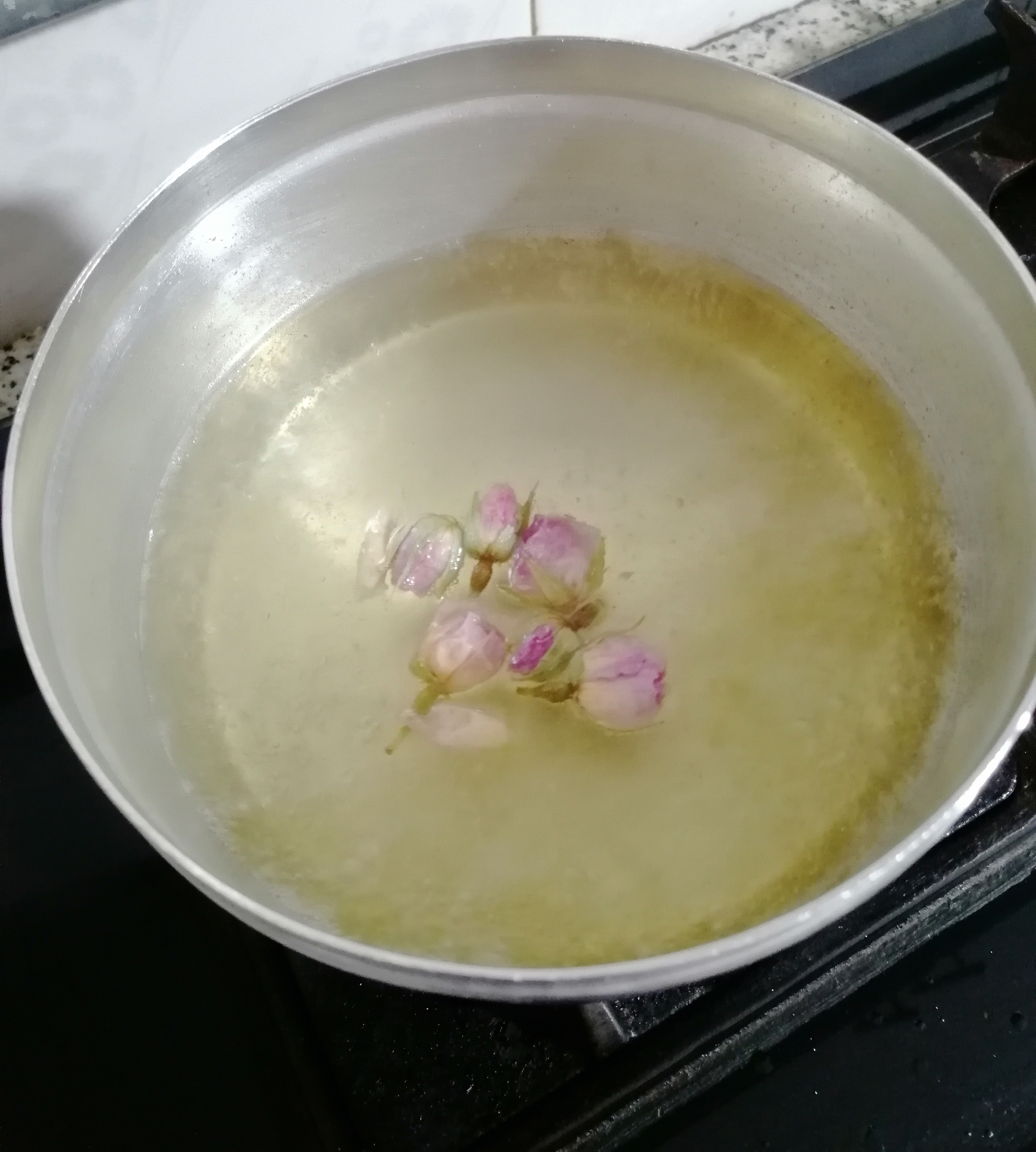 همون آب شکری که برای زولبیاها درست کرده بودیم اما قابل خوردن نبودن... گول ظاهر رو نخورید، باید میزان آب رو کمتر میکردیم و شکرش رو بیشتر.