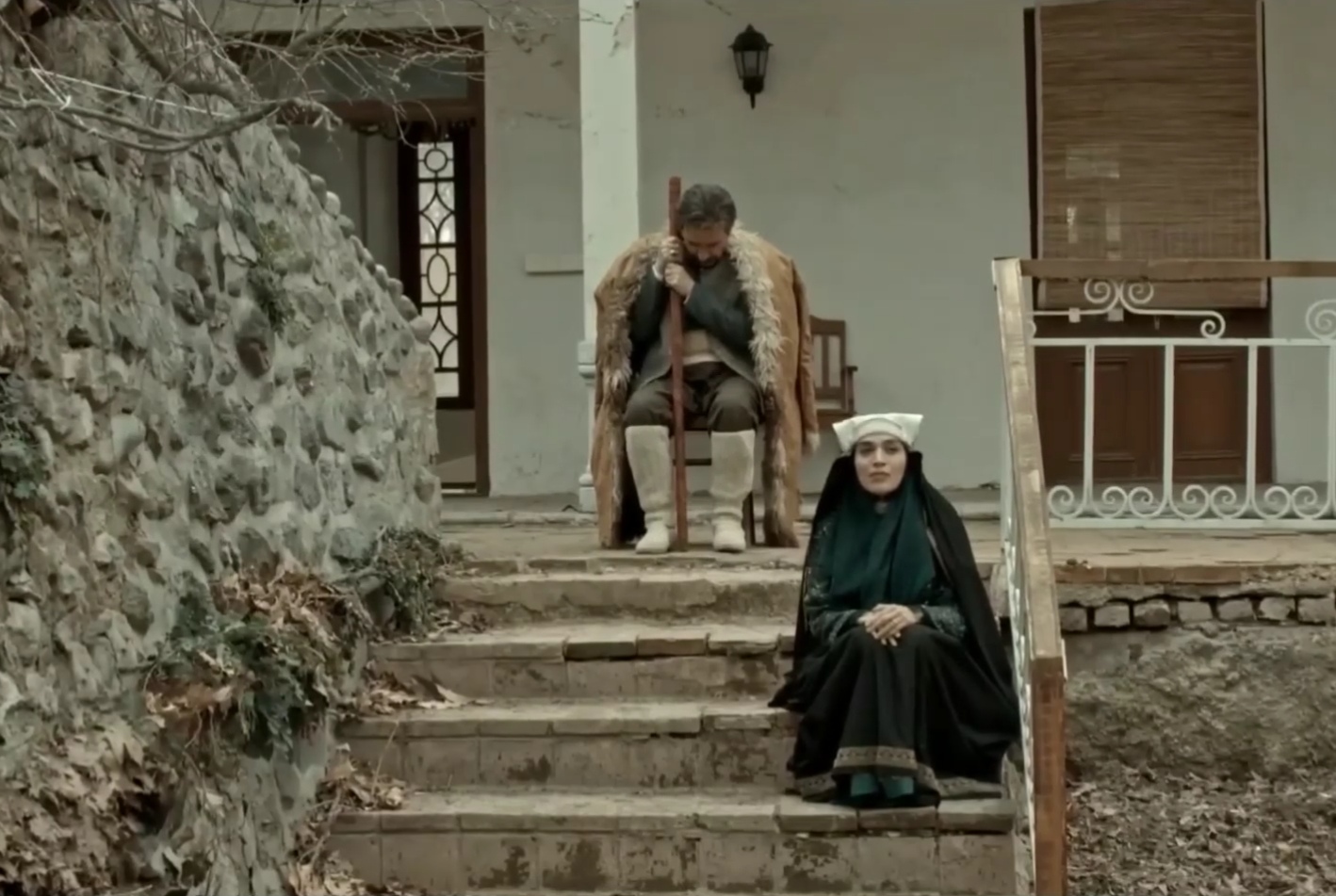 اینجا سردارمون شهید شدن. برای همین توی تیتراژ میگه، که ایستاده مردن بقای تو بود. الحق که بازیگر این نقش خیلی قشنگ بازی کردن.