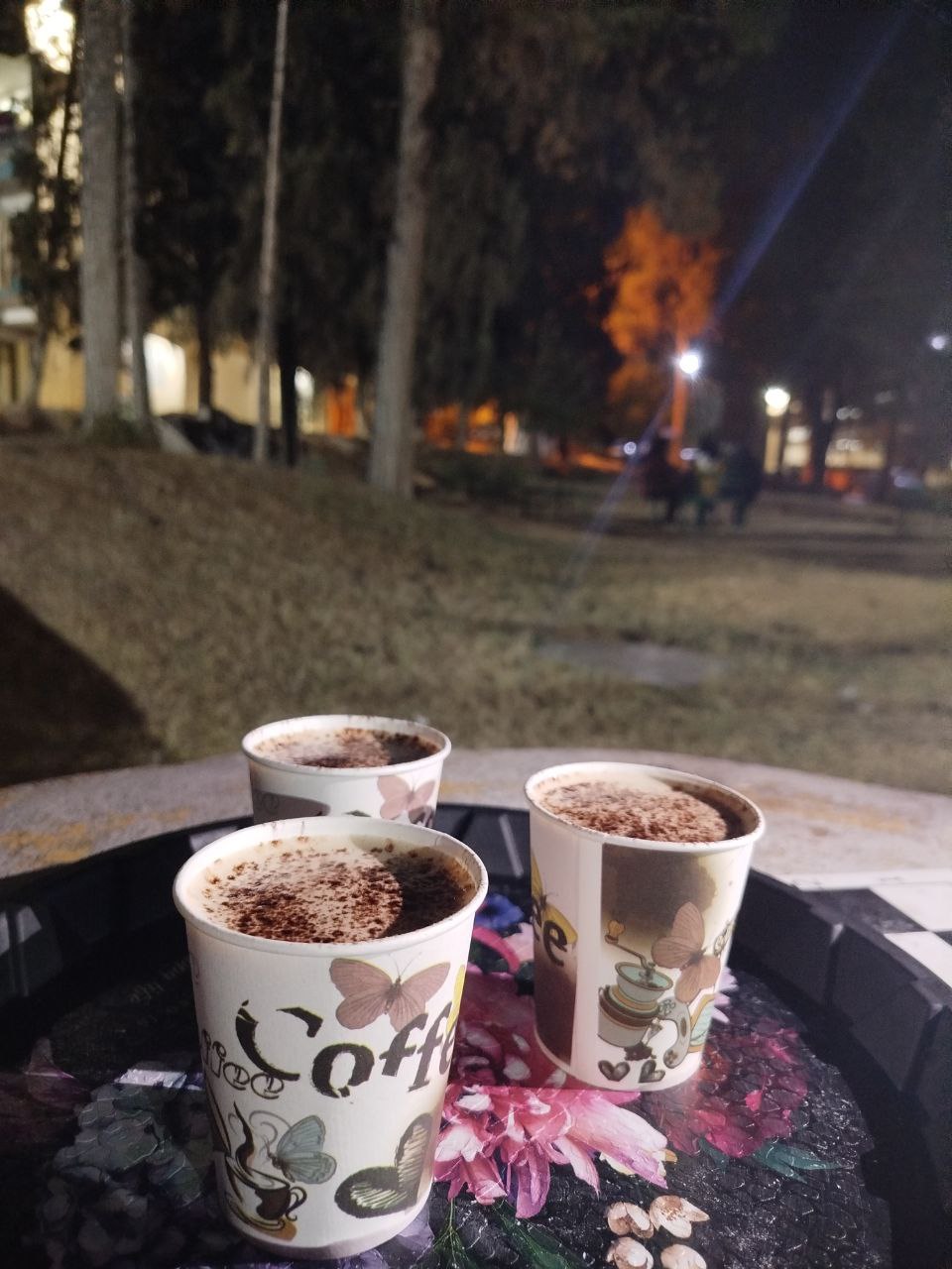 اینم یه شب دیگه با هم رفته بودیم بیرون، اگر اشتباه نکنم سه شنبه هفته گذشته یعنی ١٣ آبان بود، مهمان من بودیم