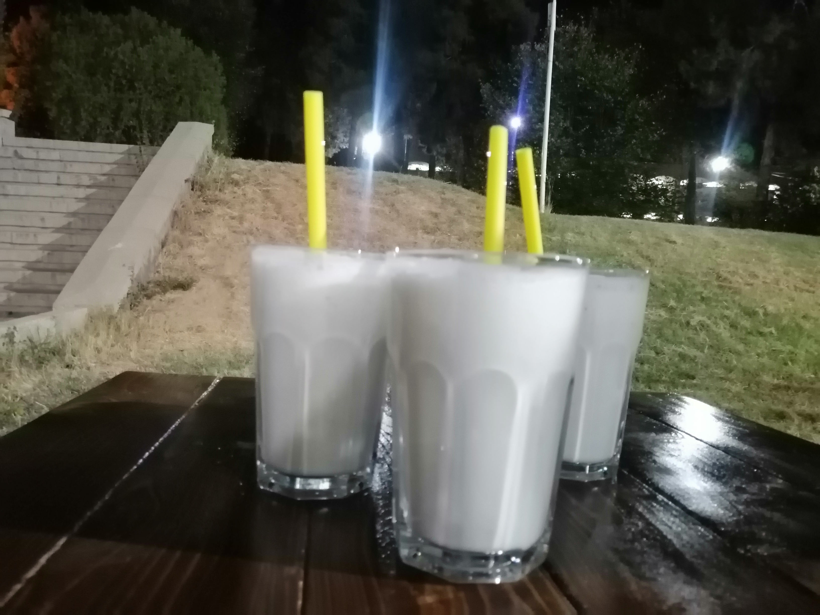 اینو با دوقلوها یه شب رفته بودیم کافه نزدیک خوابگاه که جدید باز شده... این رو مهمان دوقلوها بودم با اولین حقوقشون از آدمیانی... عکسا کاملا بی ربط به نوشته