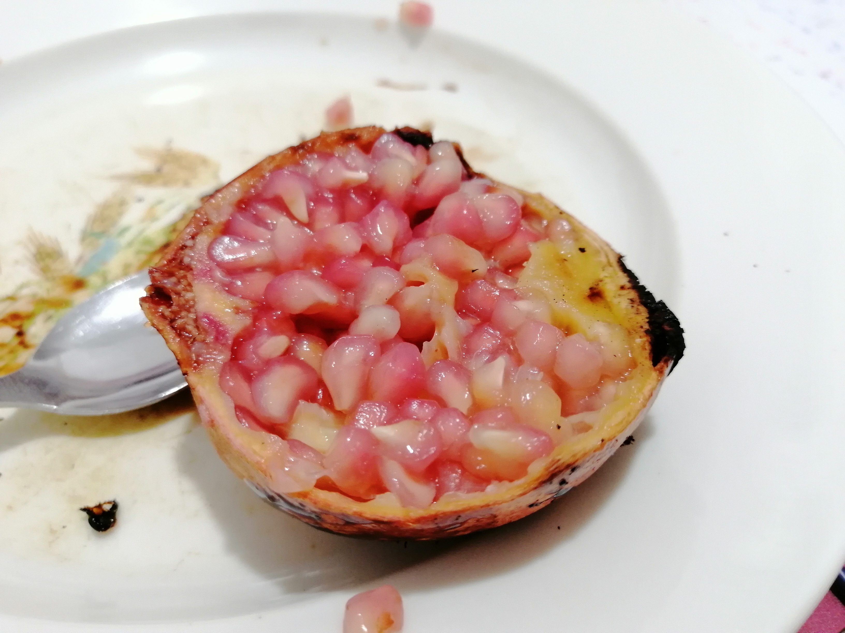 انار پخته شده بانو، برای سرماخوردگی عالیه. من واقعا طعمش رو دوست دارم یه بار هم شده امتحان کنید. فقط باید داخلش رو خورد...