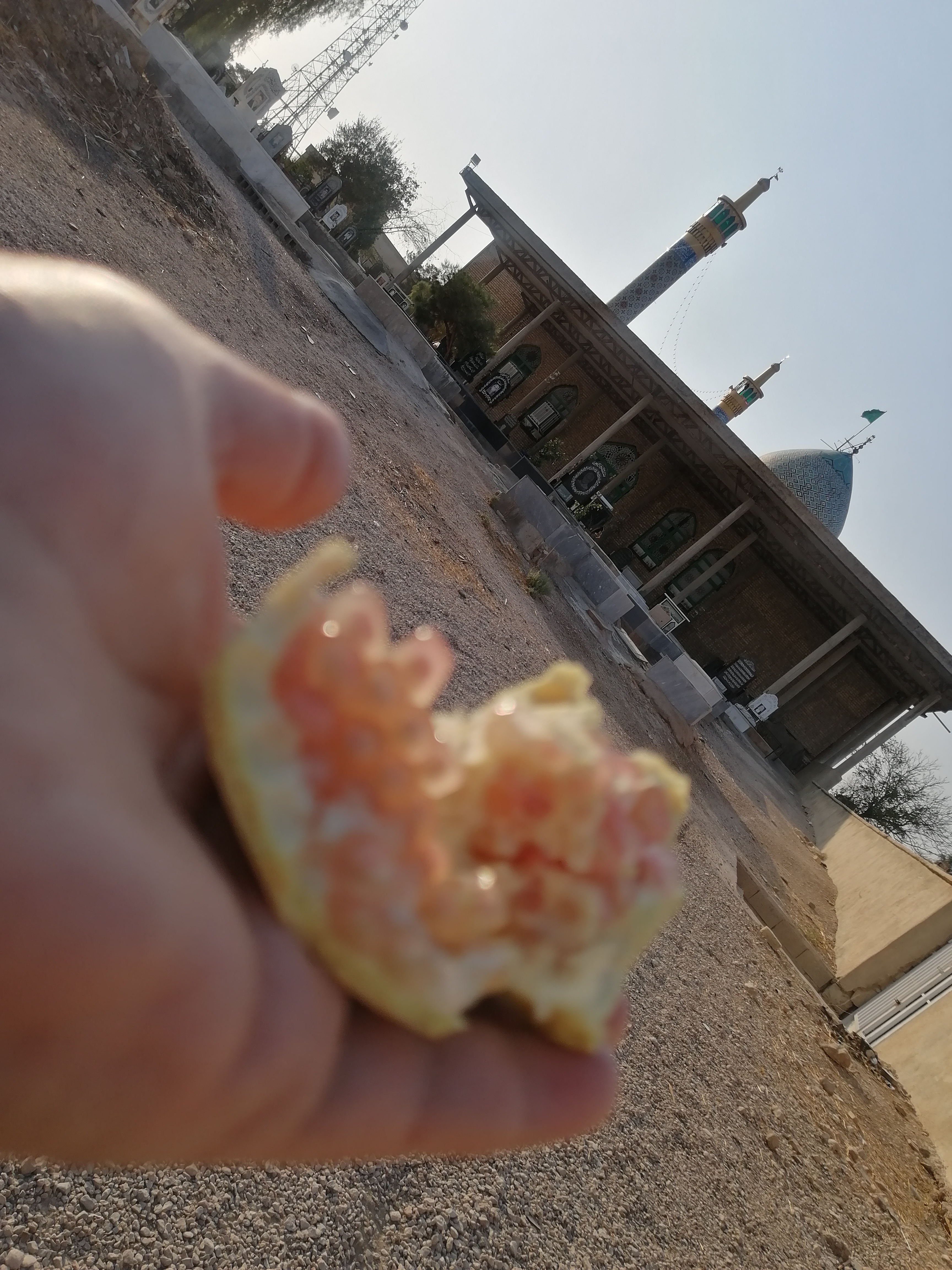 انار خیرات روز پنجشنبه. اولین بار بود که ناخوداگاه اینجوری انار برداشتم، چقدر چسبید. یعنی از ته دل گفتیم خدا رحمتش کنه...