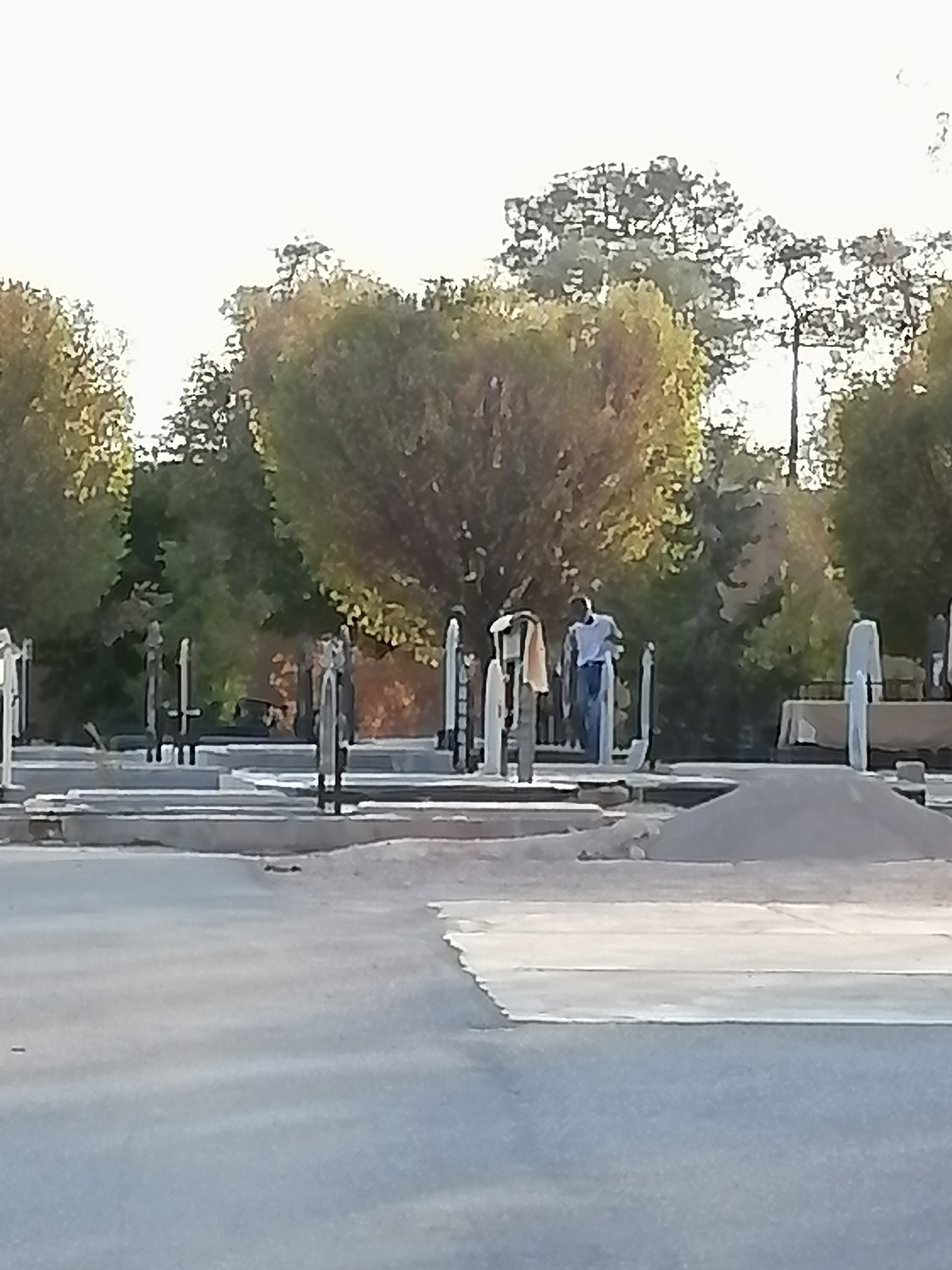 واضح نیست، اما این آقا با شیلنگ و جارو داشت قبر ها رو می‌شست، واقعا لذت بخشه...