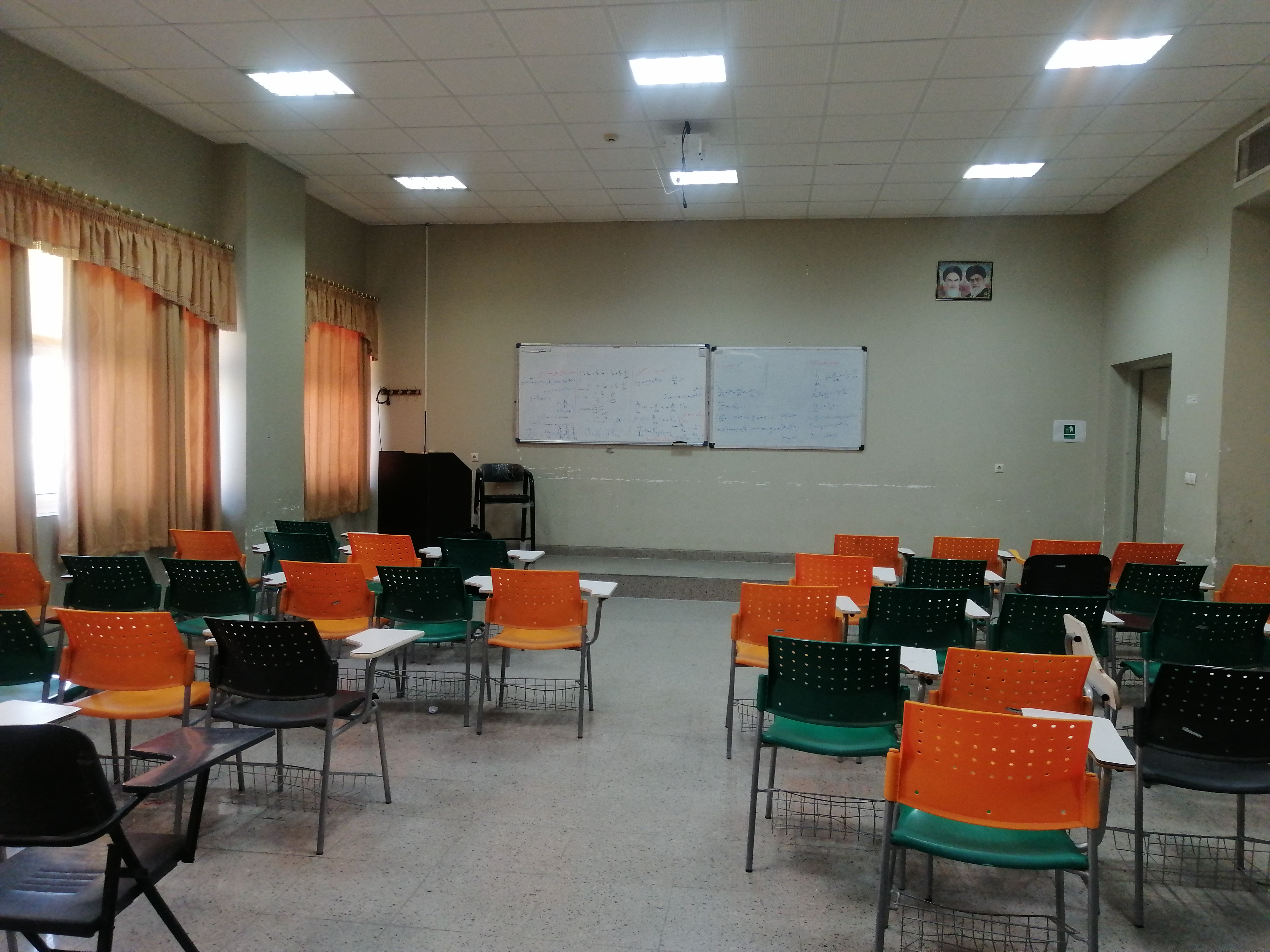 کلاس‌ ریاضی شنبه هفته گذشته، آخرین نفر بودم و باید تخته رو پاک میکردم. منم فرصت رو غنیمت شمردم گفتم برای اینجا عکس بگیرم.