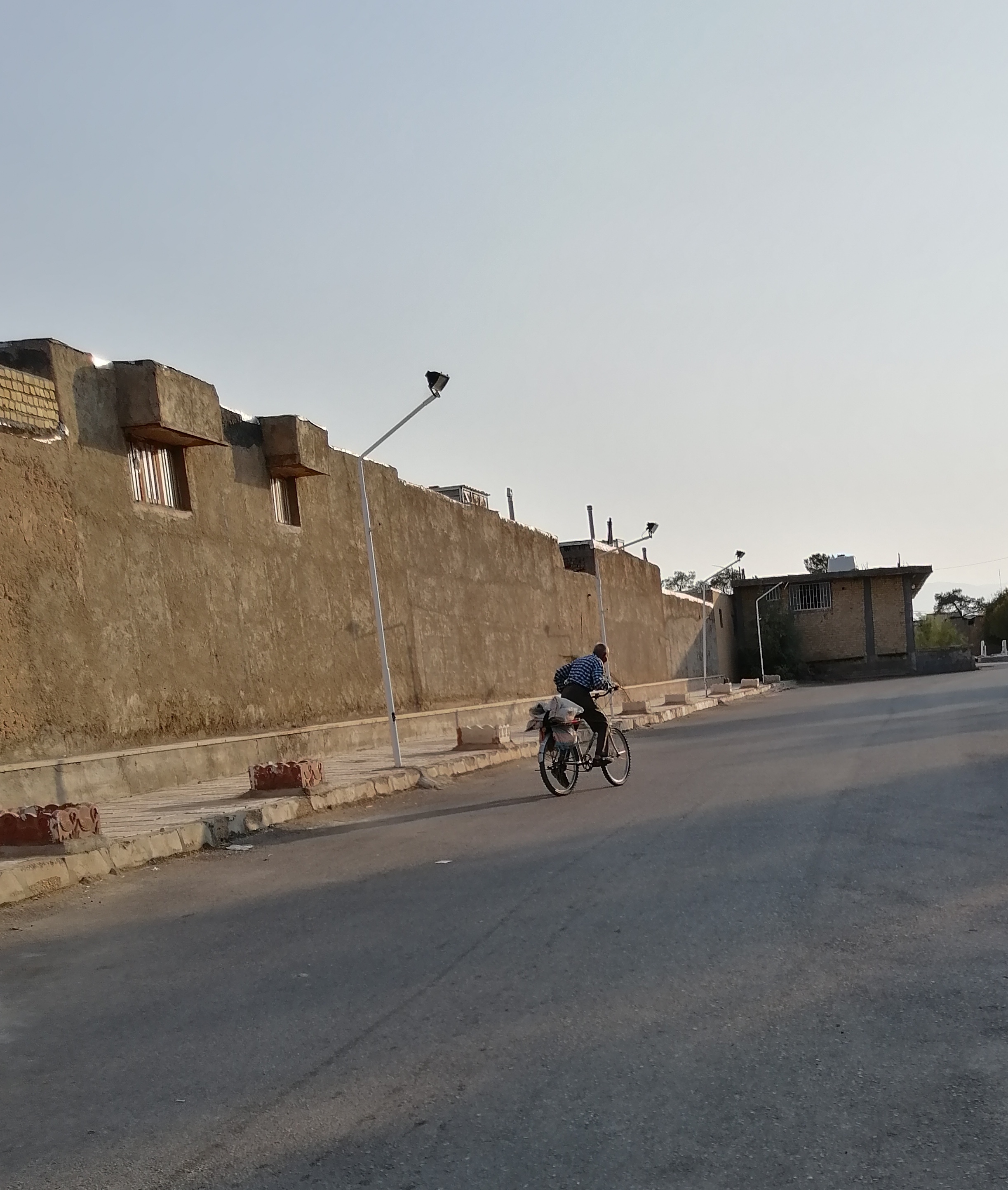 این پیرمرد هم سوار دوچرخه اش، حال و هوای خوبی داشت، باید گفت یهویی گرفتم...