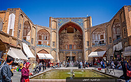 🛍️ گذر از دل تاریخ با عطر ادویه و طنین صنعت: بازار قیصریه اصفهان 🏛️✨