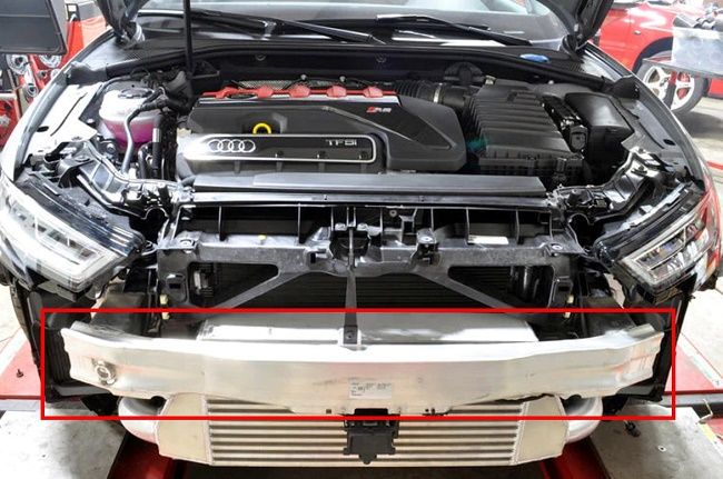 دیاق سپر خودروی آئودی  (کادر قرمز رنگ)