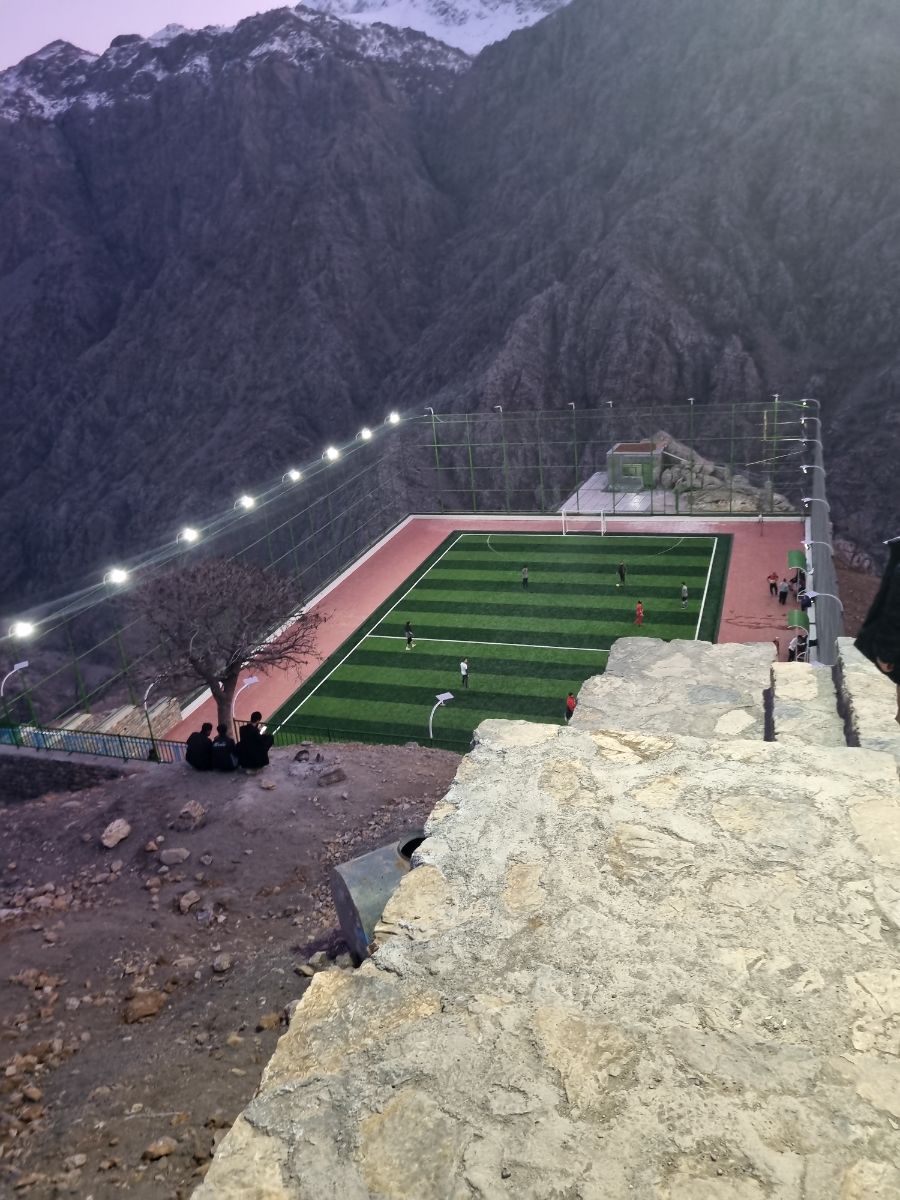 زمین چمن هورامان تخت